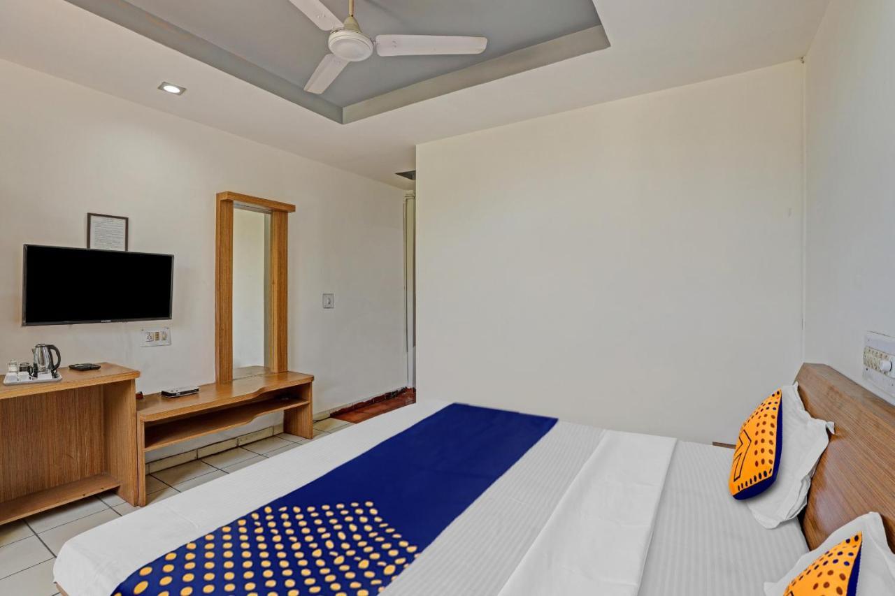 Oyo Flagship 80463 Hotel Mini Palace Vadodara Exterior foto